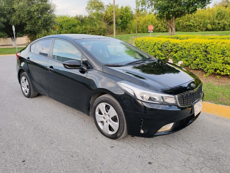 Venta de Kia Forte 2017 de particular Factura de agencia en Monterrey