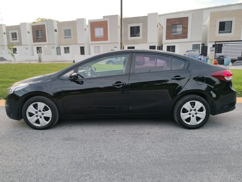 Venta de Kia Forte 2017 de particular Factura de agencia en Monterrey