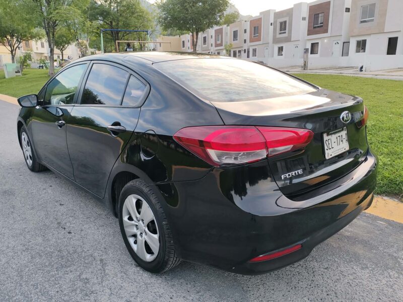 Venta de Kia Forte 2017 de particular Factura de agencia en Monterrey