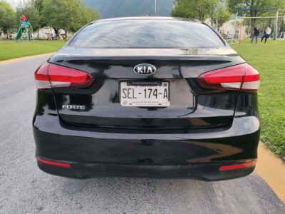 Venta de Kia Forte 2017 de particular Factura de agencia en Monterrey