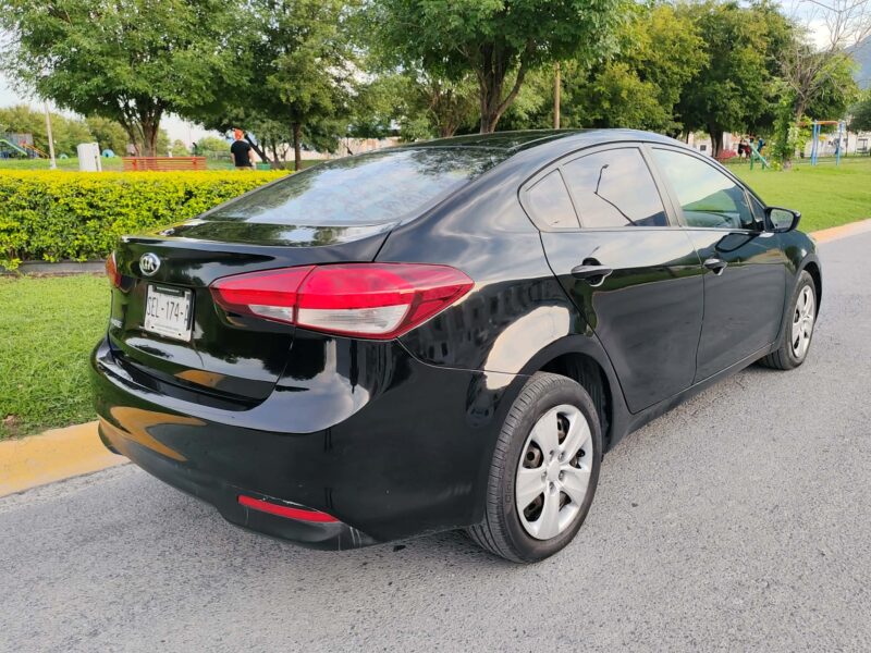 Venta de Kia Forte 2017 de particular Factura de agencia en Monterrey