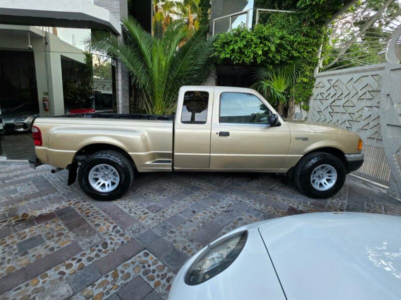 Ford Ranger modelo 2001 XLT cabina y media,