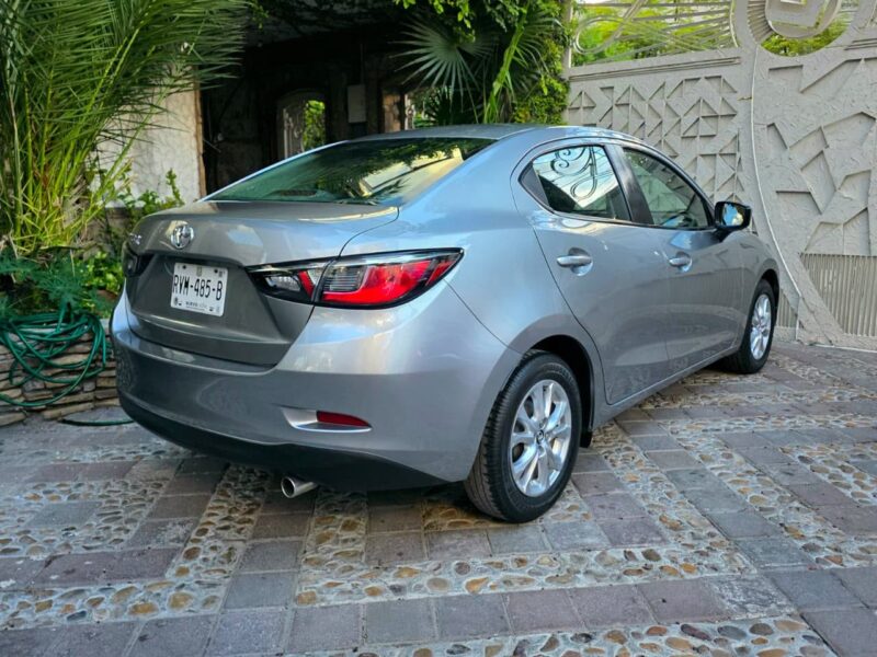 Toyota Yaris R 2016 version LE transmision estandar en Monterrey
